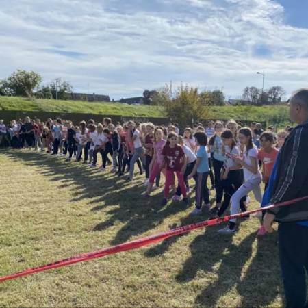 ОДРЖАН ЈЕСЕЊИ КРОС ОСНОВАЦА - СВИ УЧЕНИЦИ ПРОШЛИ КРОЗ ЦИЉ