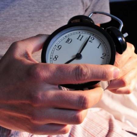 СПАВАЊЕ ТРАЈЕ САТ ВРЕМЕНА ДУЖЕ, У НЕДЕЉУ ПОМЕРАМО САТ УНАЗАД