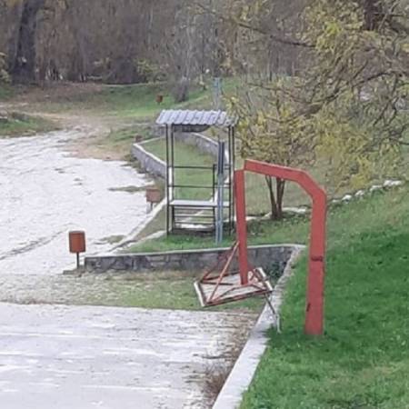СЛОМЉЕН КОШ НА ТЕРЕНУ ЗА БАСКЕТ НА ПЛАЖИ