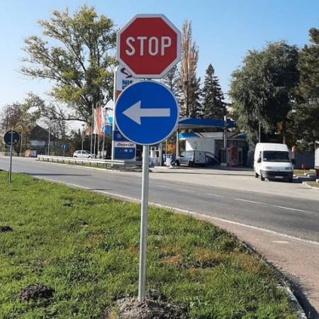 САОБРАЋАЈНА СИГНАЛИЗАЦИЈА НА ИЗЛАЗУ ИЗ АПАТИНА: ЗБУНИТЕ ЗАВЕСУ, СПУСТИО САМ СЕ!