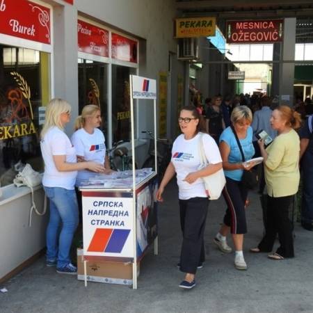 МО СНС Апатин поделио свеске и оловке апатинским школарцима