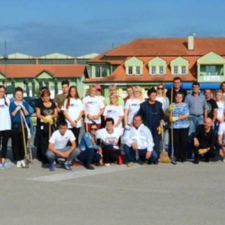 Чланови МО СНС Апатин уредили паркинг код Марине