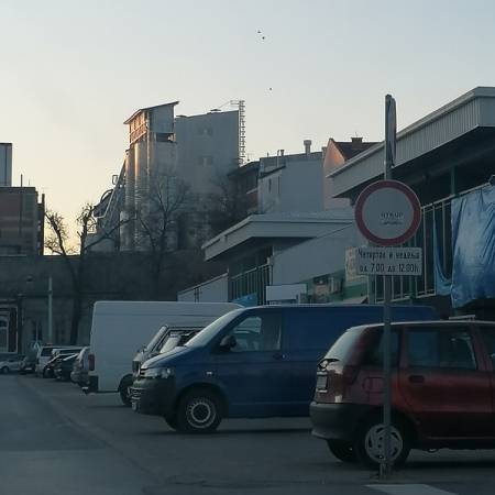 НАКАРАДНИ САОБРАЋАЈНИ ЗНАКОВИ ОКО ПИЈАЦЕ