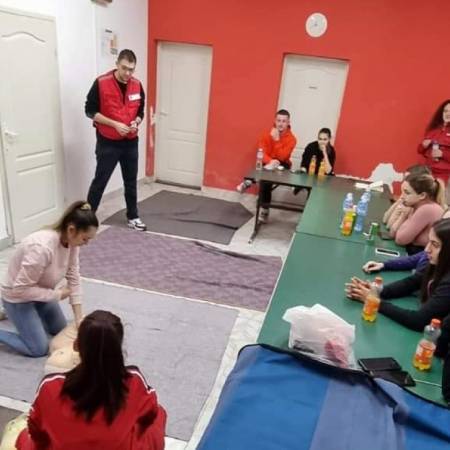 ПРЕДАВАЊА НА ТЕМУ ПРВЕ ПОМОЋИ ЗА ОСНОВЦЕ И СРЕДЊОШКОЛЦЕ
