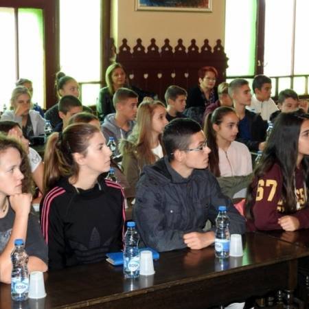 У ЗГРАДИ СО АПАТИН ОДРЖАН ПРИЈЕМ УЧЕНИКА