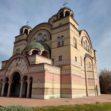 ВАСКРШЊИ РАСПОРЕД БОГОСЛУЖЕЊА У АПАТИНСКОМ ХРАМУ