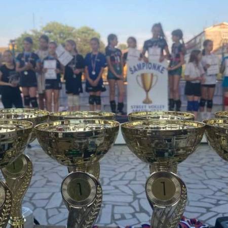 У АПАТИНУ ОДРЖАН ФЕСТИВАЛ УЛИЧНЕ ОДБОЈКЕ, АПАТИНКАМА 6 МЕДАЉА