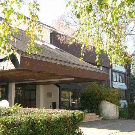 ДОЈАВЕ О ПОСТАВЉЕНИМ БОМБАМА У ШКОЛАМА У ОПШТИНИ АПАТИН