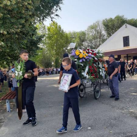 САХРАЊЕН НЕМАЊА ЧОВИЋ, КОЈИ ЈЕ ТРАГИЧНО ИЗГУБИО ЖИВОТ У РУМУНИЈИ