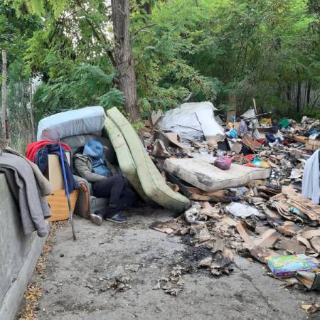 ИЗГОРЕЛА ТАРЗАНОВА “КУЋА” ИЗА КОНТЕЈНЕРА У ЕСОВИМА