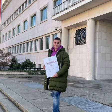 ПРИЗНАЊЕ АПВ ЗА ПОСТИГНУТ И ЗАПАЖЕН УСПЕХ АПАТИНСКОМ СРЕДЊОШКОЛЦУ