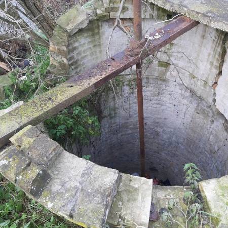 ОГРОМНА, ОТВОРЕНА РУПA ОПАСНОСТ ЗА ПРОЛАЗНИКЕ, ПОСЕБНО ЗА ДЕЦУ!