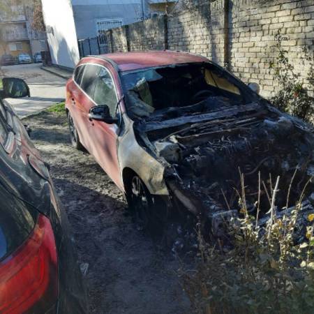 ИЗГОРЕО ПАРКИРАН „ВОЛВО“, ОШТЕЋЕН И СУСЕДНИ „АУДИ“