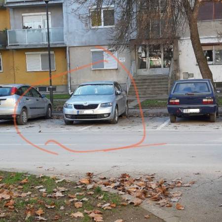 МОГЛО ЈЕ И ПРЕЦИЗНИЈЕ, НИЈЕ БАШ НА СРЕДИНИ...