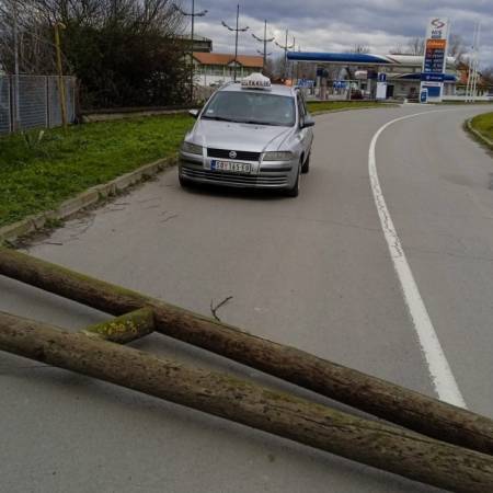 ЈАК ВЕТАР СРУШИО БАНДЕРУ И ДВА ДРВЕТА