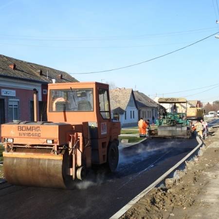 Нови асфалт у улици Петефи Шандора у Апатину