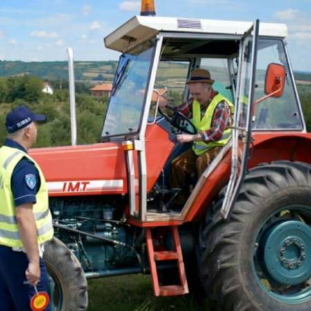 ВОЗАЧИ ОПРЕЗ: ПОЈАЧАНА КОНТРОЛА ТРАКТОРА И РАДНИХ МАШИНА