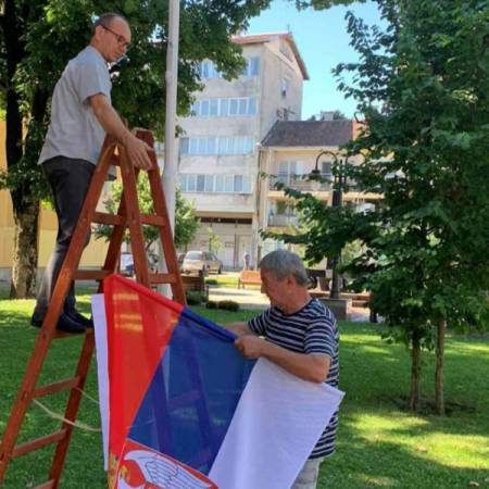КОНАЧНО СЕ ЗАВИЈОРИЛЕ СРПСКЕ ЗАСТАВЕ НА ТРГУ ХЕРОЈА И НИКОЛЕ ТЕСЛЕ