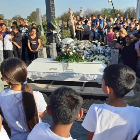 САХРАЊЕН ДЕВЕТОГОДИШЊИ АНТОНИО, ЈЕДАН ОД ДВОЈИЦЕ ДЕЧАКА КОЈИ ЈЕ КРАЈЕМ МАЈА НЕСТАО У ДУНАВУ