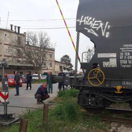 ТЕРЕТНИ ВОЗ ИЗКЛИЗНУО ИЗ ШИНА У ПРИГРЕВИЦИ