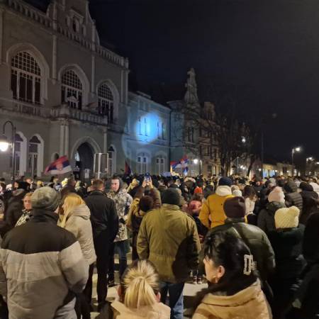 ВЕЛИКИ БРОЈ АПАТИНАЦА СИНОЋ ПОНОВО ПОДРЖАО СТУДЕНТЕ