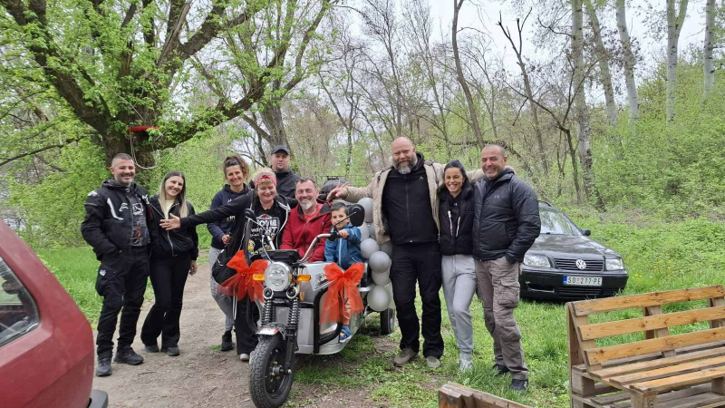 ПРЕДИВАН ГЕСТ: ПРИЈАТЕЉИ ИЗНЕНАДИЛИ НИКОЛУ НОВИМ ЕЛЕКТРИЧНИМ ТЕРЕТНИМ ТРИЦИКЛОМ