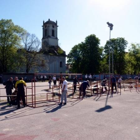 АКТИВИСТИ СНС-а УРЕДИЛИ БЕТОНСКО ИГРАЛИШТЕ У ПРИГРЕВИЦИ