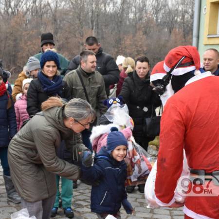 ДЕДА МРАЗ ТРЕЋИ ПУТ РОНИО ДО АПАТИНА