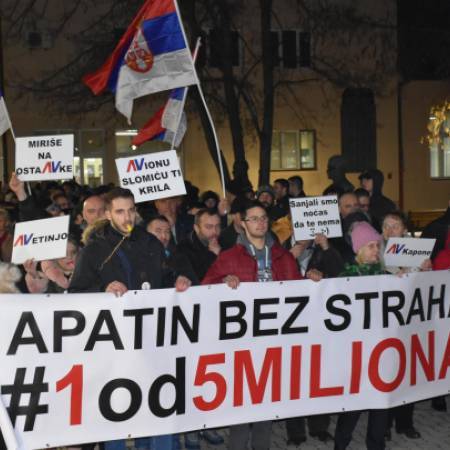 ОДРЖАН ПРОТЕСТ - АПАТИН БЕЗ СТРАХА