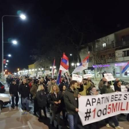 “ПРАЗНИЧНA“ ПРОТЕСТНА ШЕТЊA АПАТИНАЦА СА НОВИНАРОМ ДАШКОМ МИЛИНОВИЋОМ