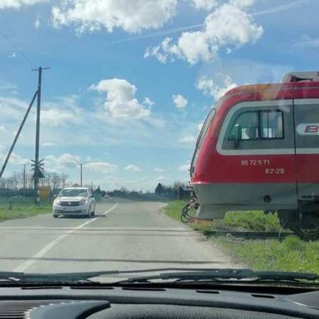 АУТОБУС ПРОЛЕТЕО ИСПРЕД ВОЗА НА САМО ДВАДЕСЕТАК МЕТАРА