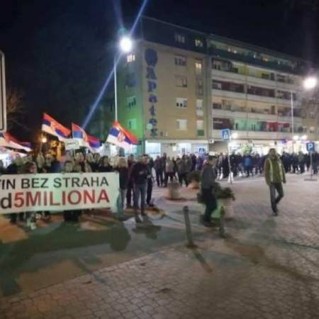 ОДРЖАН ШЕСТИ ПРОТЕСТ „1 ОД 5 МИЛИОНА“ У АПАТИНУ