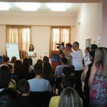 ОТВОРЕНА КАНЦЕЛАРИЈА ЗА МЛАДЕ-НАЈБОЉИМ УЧЕНИЦИМА УРУЧЕНЕ НАГРАДЕ