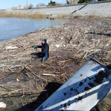 АПАТИНСКИ РОНИОЦИ ОЧИСТИЛИ ДУНАВ КОД ПРИСТАНА