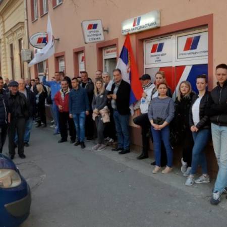 ИСПРЕД ПРОСТОРИЈА СНС ОРГАНИЗОВАН СКУП ПОДРШКЕ ВУЧИЋУ