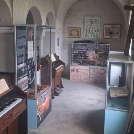 U CRKVI “SRCE ISUSOVO” POSTAVLJENA IZLOŽBA POSVEĆENA GRADITELJIMA MUZIČKIH INSTRUMENATA U APATINU